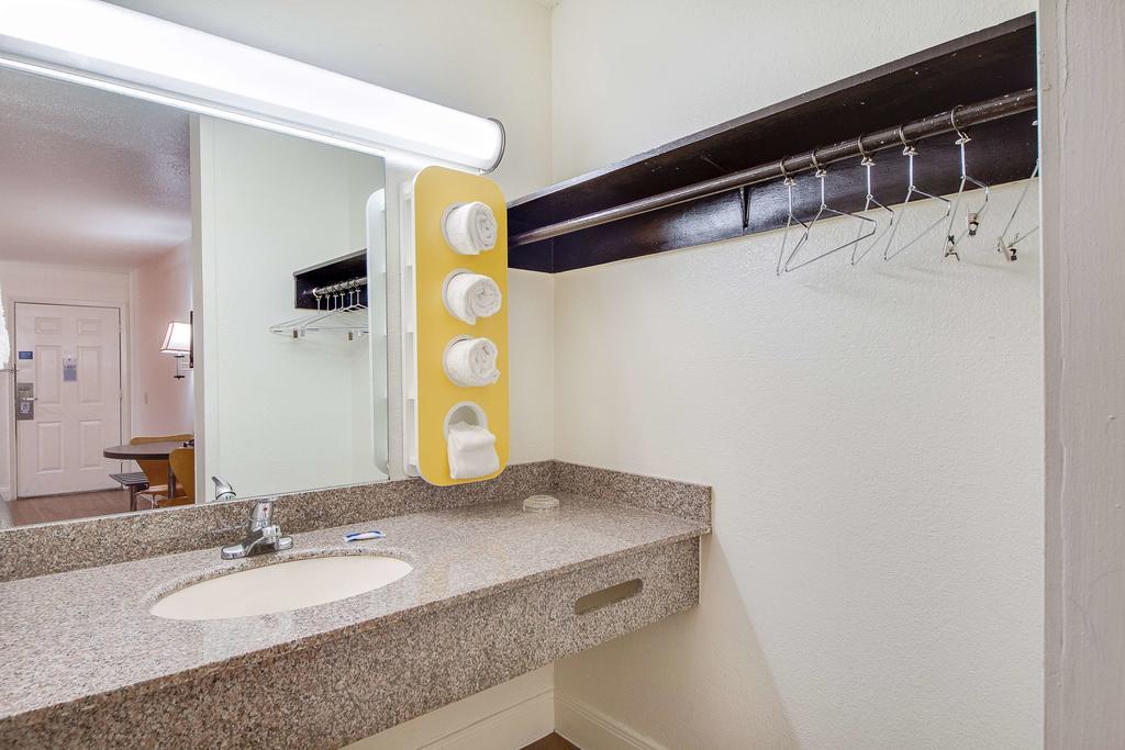 Americas Best Value Inn San Antonio Exterior photo