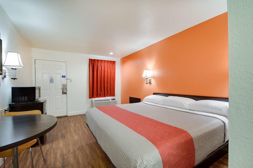 Americas Best Value Inn San Antonio Exterior photo