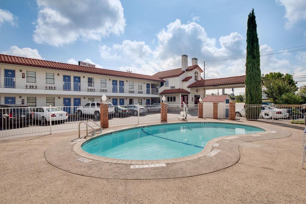 Americas Best Value Inn San Antonio Exterior photo